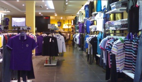 异乡人休闲装店铺展示