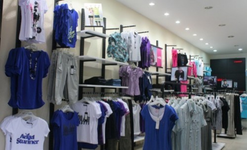 异乡人休闲装店铺展示