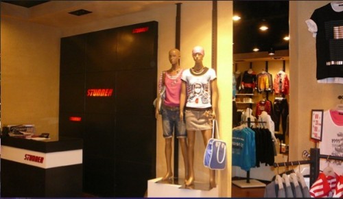 异乡人休闲装店铺展示