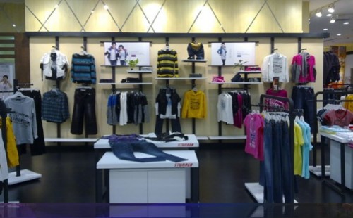 异乡人休闲装店铺展示