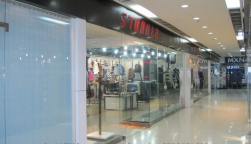 异乡人休闲装店铺展示