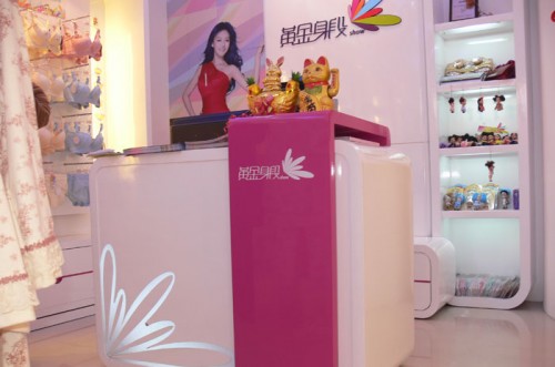 黄金身段show内衣店铺展示