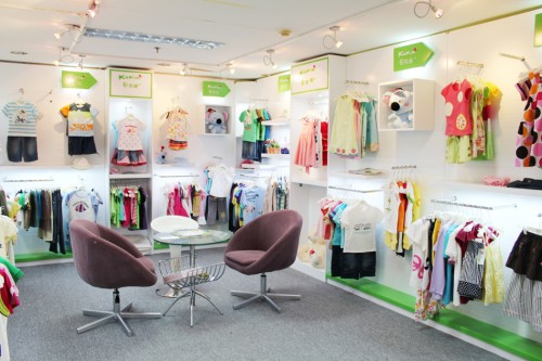 卡其爱童装店铺展示