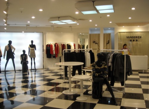 范多伦女装店铺展示
