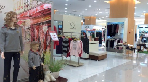 上流家族亲子装店铺展示