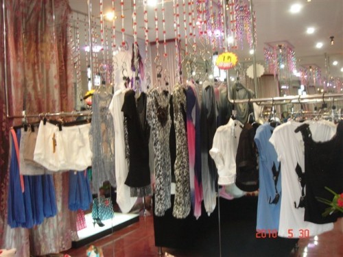 雅诗奴服饰女装店铺形象