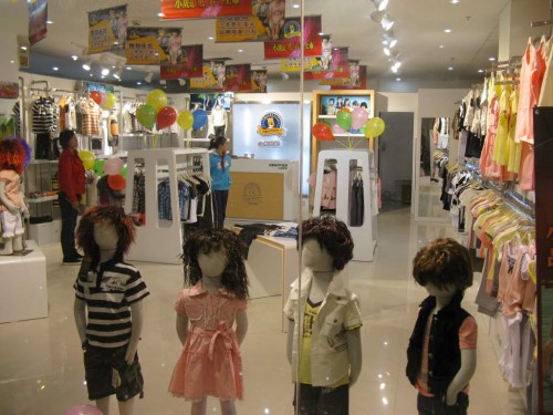 小虎憨尼童装店铺形象