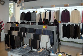 依百特女装店铺展示