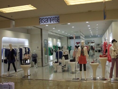 雅轩菲格女装店铺展示