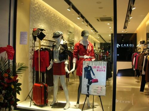 裙皇可人儿女装店铺展示