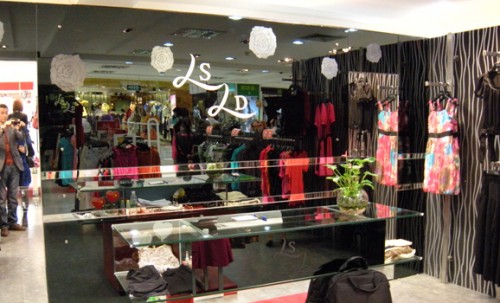 蕾丝莲黛女装店铺形象