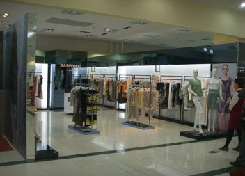 嘉贝逸飞女装店铺展示