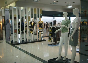 嘉贝逸飞女装店铺展示