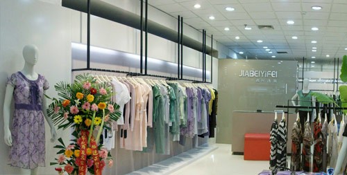 嘉贝逸飞女装店铺展示