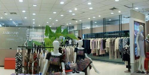 嘉贝逸飞女装店铺展示