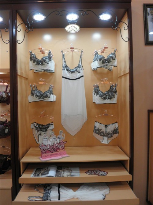 皇子家族内衣店铺展示