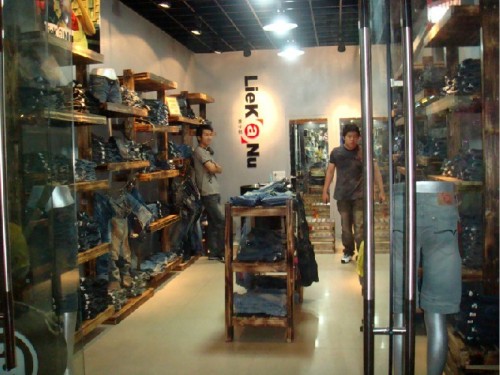 猎卡奴牛仔店铺展示