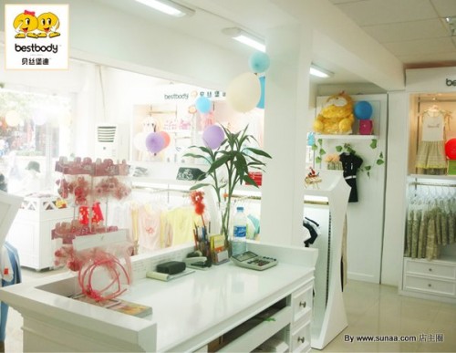 贝丝堡迪童装店铺展示