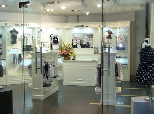 含贝拉童装店铺展示