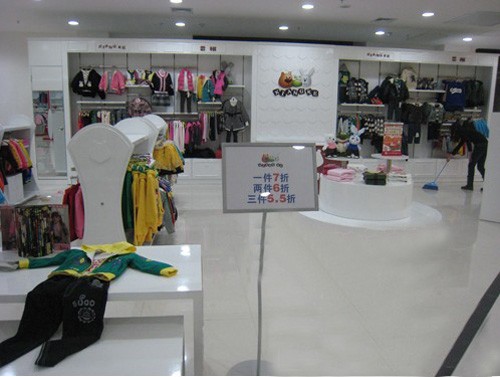 香柯童装店铺展示