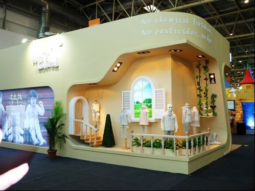 本色棉童装店铺展示