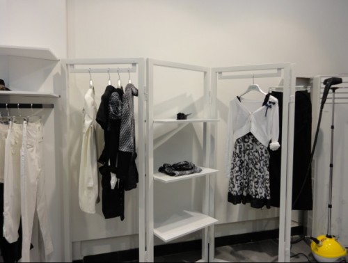 黑与白女装店铺形象