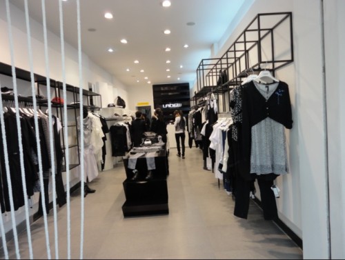 黑与白女装店铺形象