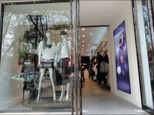 黑与白女装店铺形象