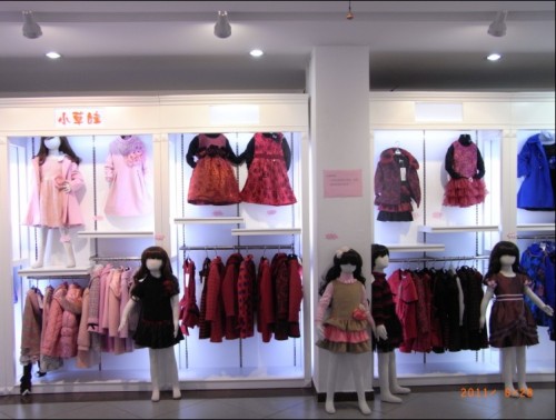 小草娃童装店铺形象