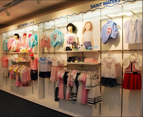 三点水童装店铺展示