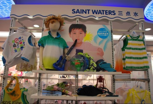 三点水童装店铺展示