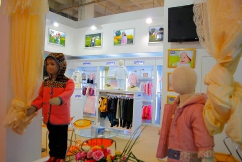 哥米妮童装店铺展示