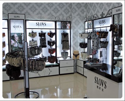 她喜爱内衣店铺展示