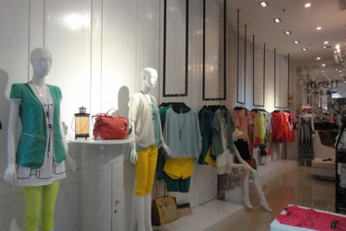 比缇女装店铺展示