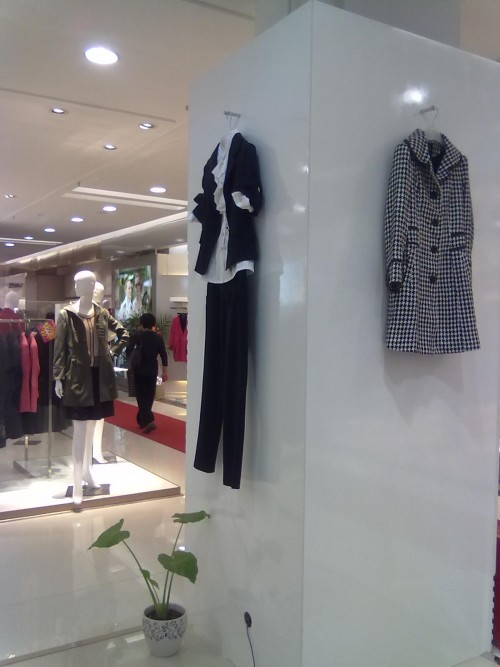 依诺女装店铺展示