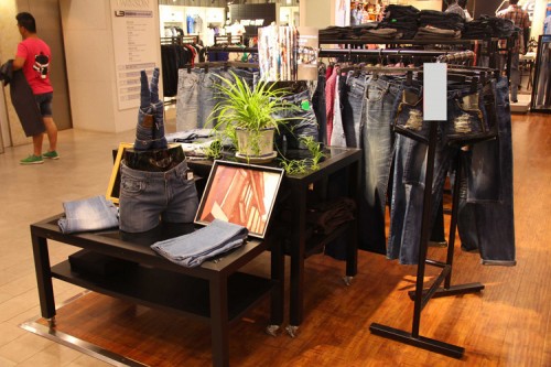 马克纽圣牛仔店铺展示