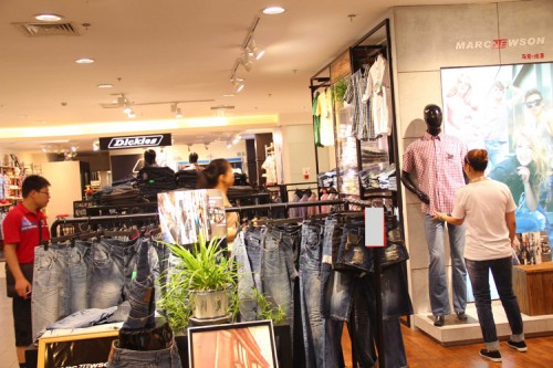 马克纽圣牛仔店铺展示