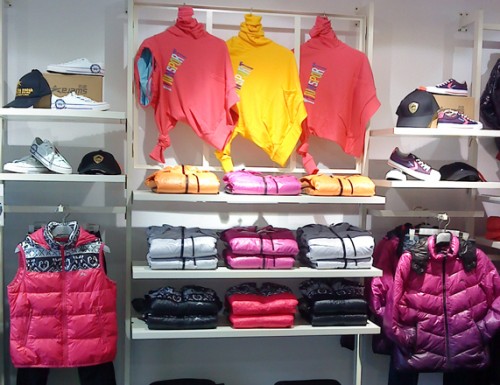 依俊休闲装店铺展示