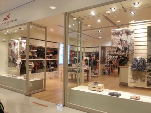 波仕童装店铺展示