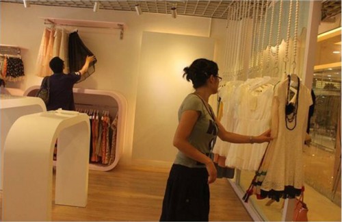 丹时力女装店铺展示