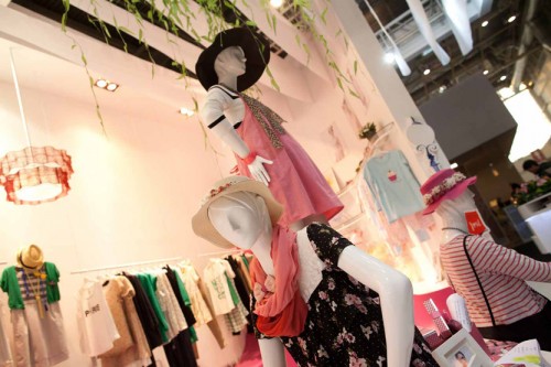 快乐屋女装店铺展示