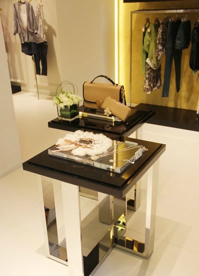 荷比俪女装店铺展示