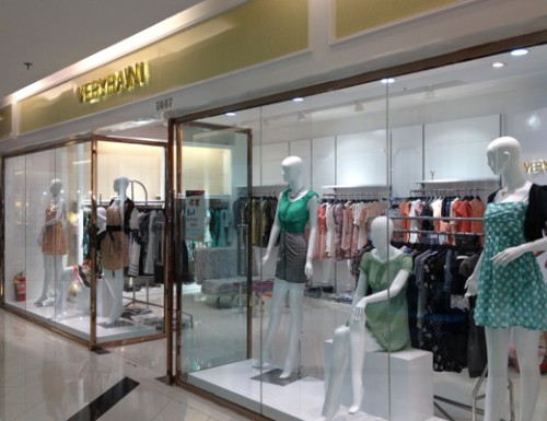 非凡雨女装店铺展示