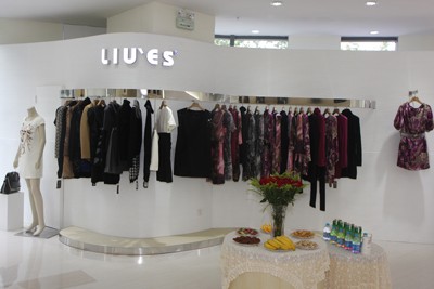 LIUES女装店铺展示