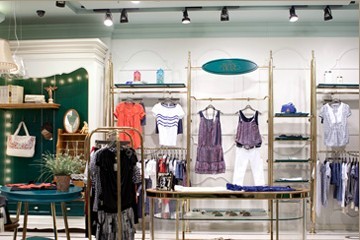 婉甸女装店铺展示