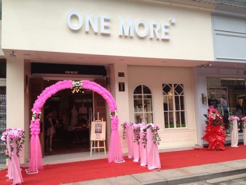 ONEMORE女装店铺展示