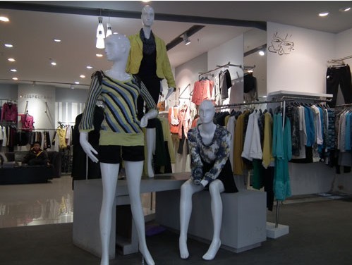 芮雨聆夕女装店铺展示