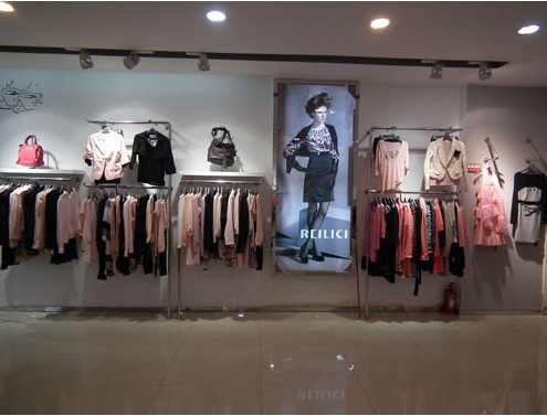 芮雨聆夕女装店铺展示