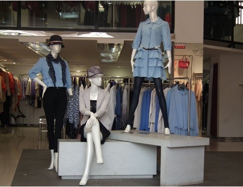 芮雨聆夕女装店铺展示