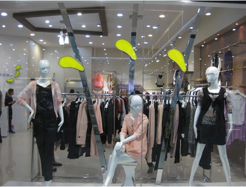 芮雨聆夕女装店铺展示